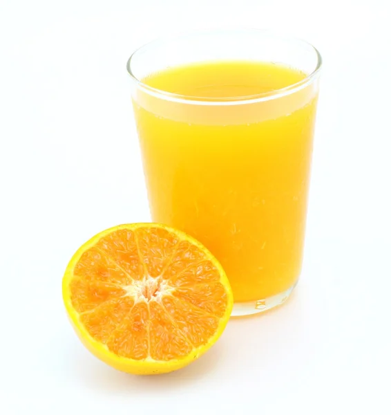 Jus d'orange en verre et orange sur fond blanc — Photo