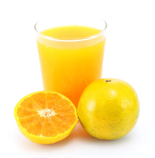 Jus d'orange en verre et orange sur fond blanc — Photo