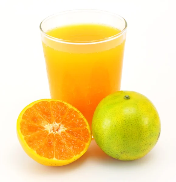 Tangerines et jus de verre isolés sur fond blanc — Photo