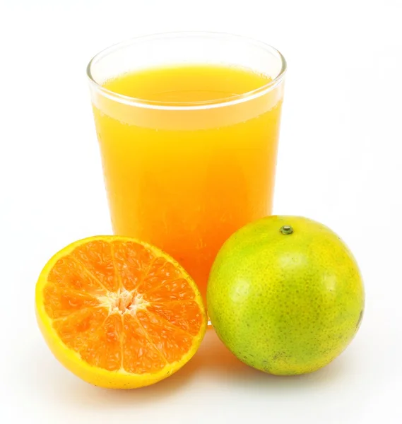 Sok pomarańczowy i pomarańczowy na białym tle — Zdjęcie stockowe