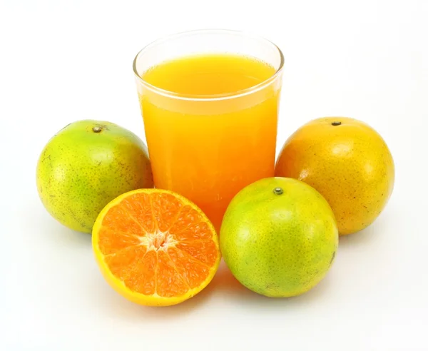 Tangerines et jus de verre isolés sur fond blanc — Photo