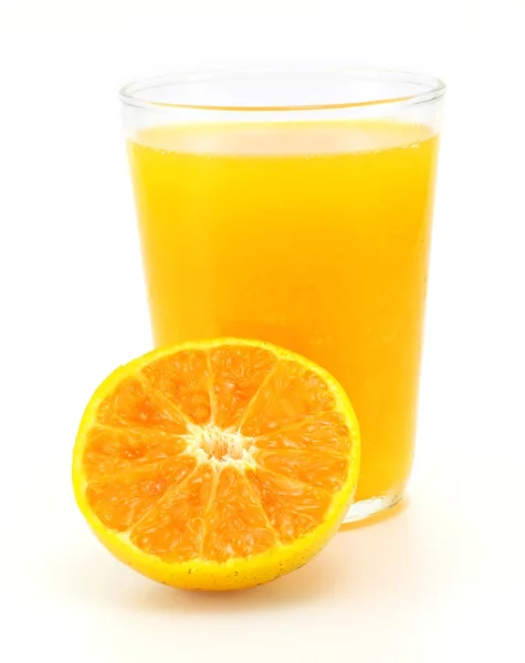 Tangerines et jus de verre isolés sur fond blanc — Photo