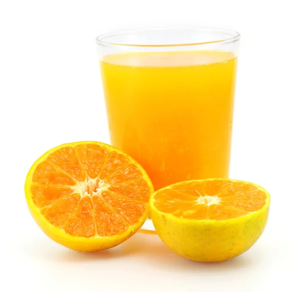 Tangerines et jus de verre isolés sur fond blanc — Photo