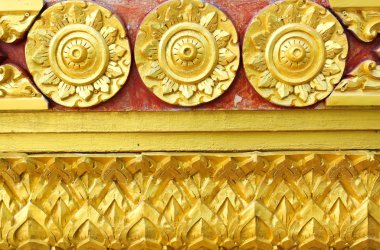 Duvardaki Tayland yerlilerinin altın kaplama tasarımı.