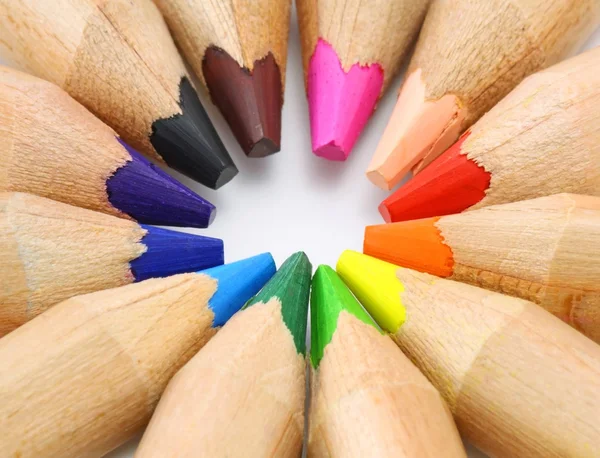 Crayons de couleur réglés comme roue de couleur sur fond blanc — Photo