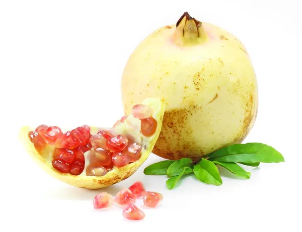 Fruits de grenade à feuilles vertes et coupes isolées sur ba blanc — Photo