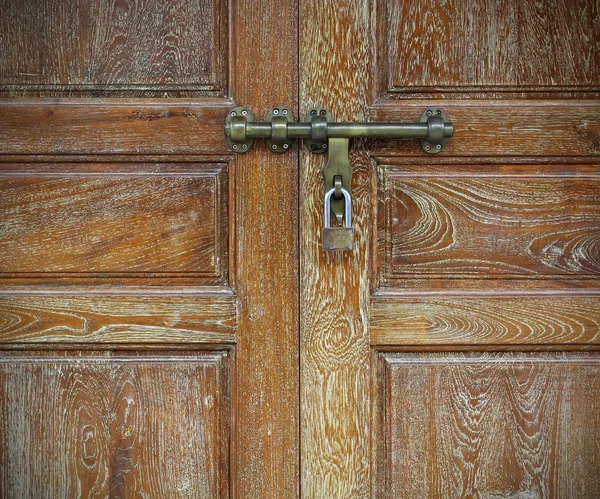 Zamčené staré dřevěné dveře — Stock fotografie