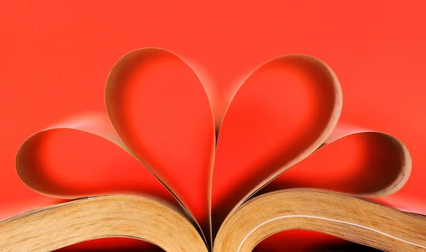 Libro en forma de corazón sobre fondo rojo — Foto de Stock