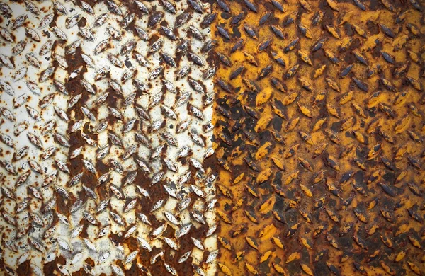 Oude metalen traanplaat met gele en witte verf op oppervlak — Stockfoto