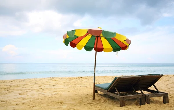 Plážové židle a barevný deštník na pláži, Phuket Thajsko — Stock fotografie