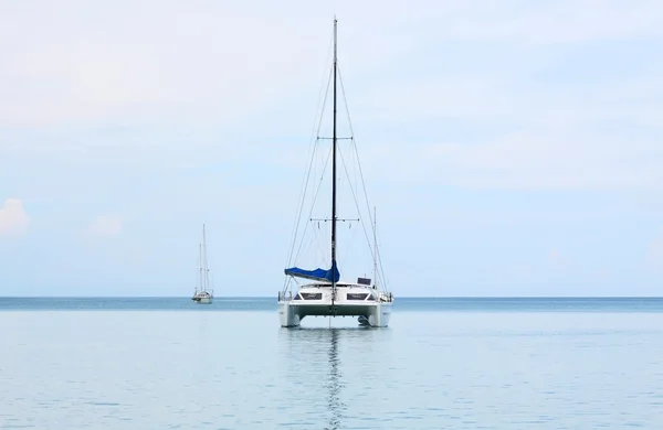 Yacths alla spiaggia di Nai Yang Phuket Thailandia — Foto Stock