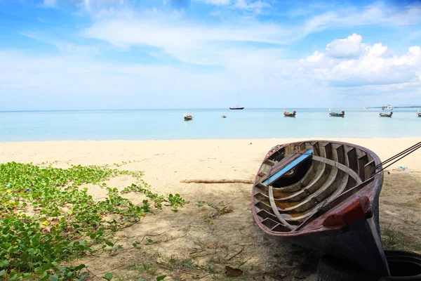 Barca sulla spiaggia di Nai yang spiaggia, Phuket Thailandia — Foto Stock