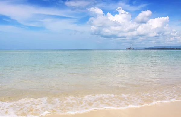 Bela praia e mar na praia de Naiyang Phuket Tailândia — Fotografia de Stock