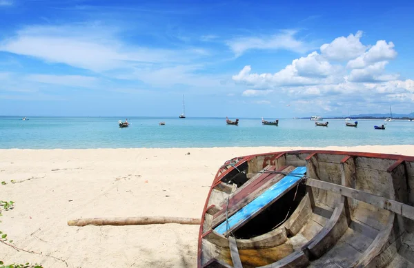 Barca sulla spiaggia di Nai yang spiaggia, Phuket Thailandia — Foto Stock