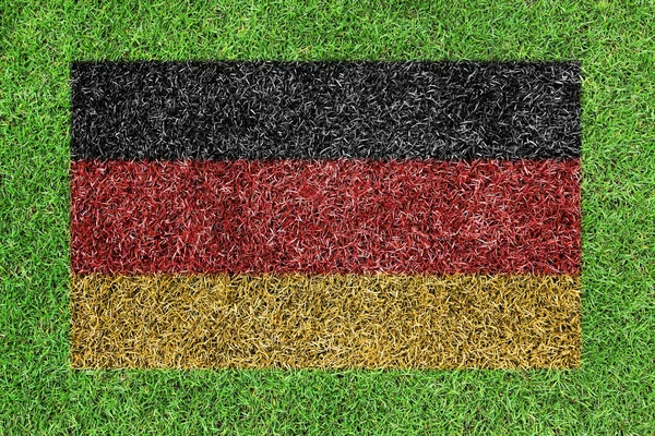 Μια σημαία της Γερμανίας ως ζωγραφική σε φόντο πράσινο γρασίδι — Φωτογραφία Αρχείου