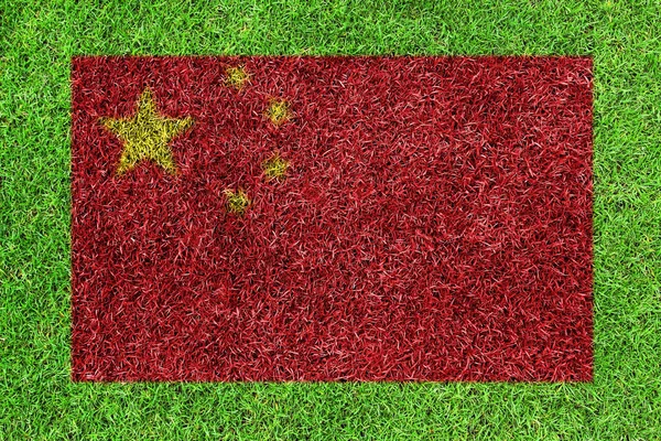 Vlag van china als een schilderij op groen gras achtergrond — Stockfoto