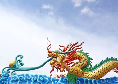 Mavi gökyüzü ile güzel dragon