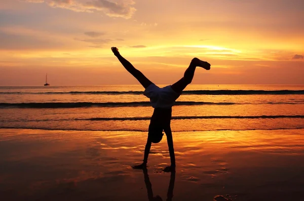 Silhouette eines Kindes am Strand — Stockfoto