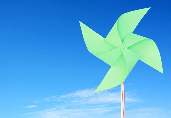 在天空中的绿纸风车 — 图库照片