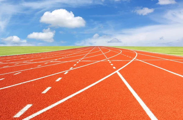 Trilha de corrida com céu e nuvens — Fotografia de Stock