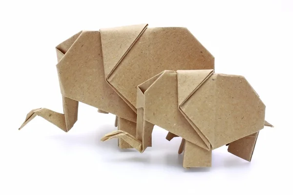 Deux éléphants origami recyclent le papier — Photo