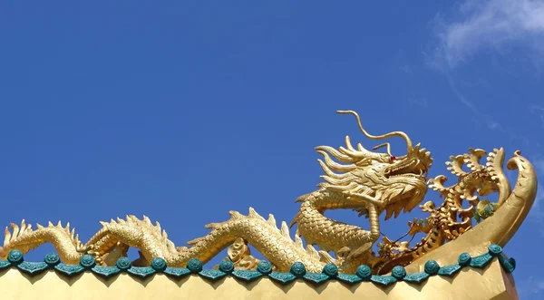 Gouden Draak sculptuur op het dak — Stockfoto