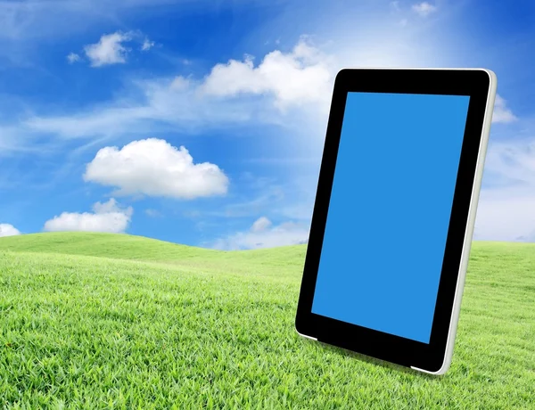 Tablet-PC auf grünem Gras — Stockfoto