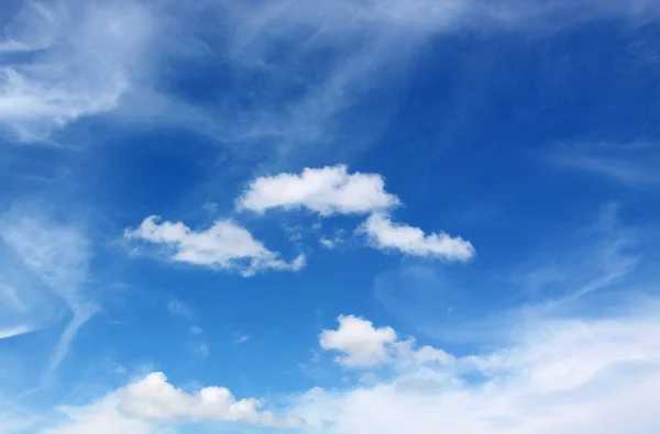 Sininen taivas pilvien kanssa. — kuvapankkivalokuva