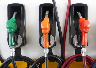 benzin istasyonunda üç gaz pompası nozulları