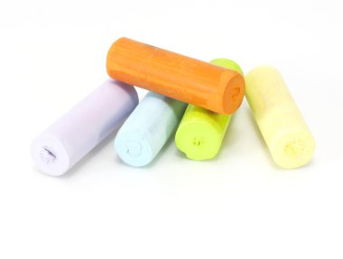 Beyaz bir arka plan renkleri çeşitli tebeşirler