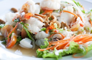 Tay Baharatlı deniz mahsulleri salatası
