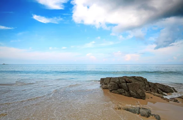 Скелі на пляжі в Naitorn пляж Таїланд Пхукет — стокове фото