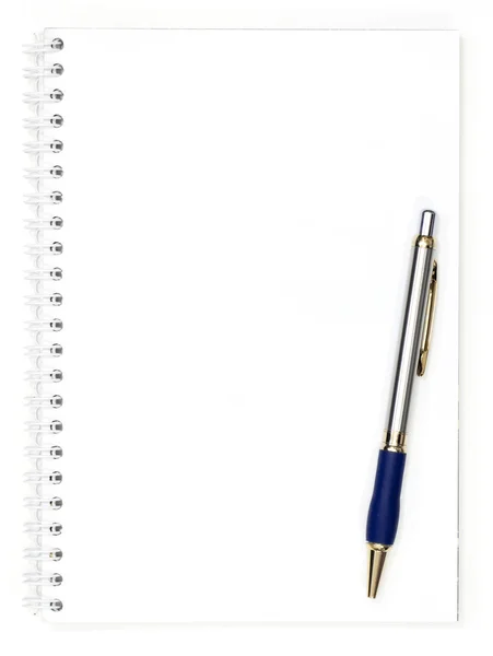 Caderno e caneta sobre fundo branco — Fotografia de Stock