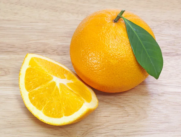 Свежие апельсины на столе . — стоковое фото