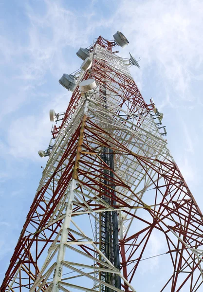 Torre vermelha e branca de comunicações com suas telecomunicações — Fotografia de Stock