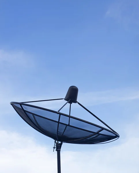 Schwarze Satellitenschüssel, blauer Himmel — Stockfoto