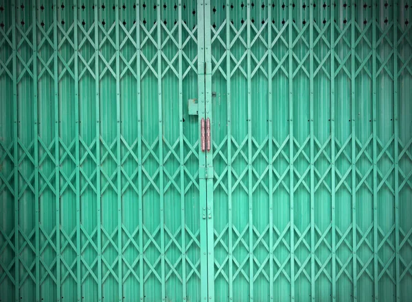Zielone drzwi metalowe — Zdjęcie stockowe