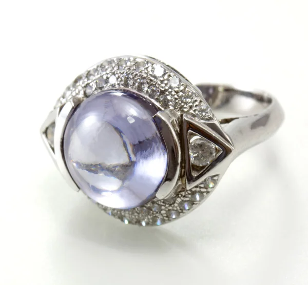 Anello con gemma viola isolato su bianco — Foto Stock