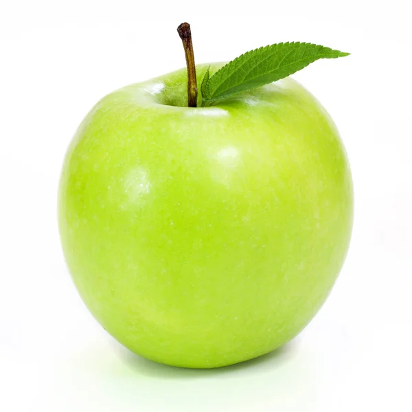 Frischer grüner Apfel isoliert auf weiß — Stockfoto