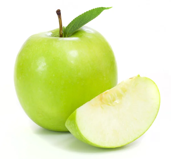 绿色苹果和一半苹果在白色背景上分离 — 图库照片