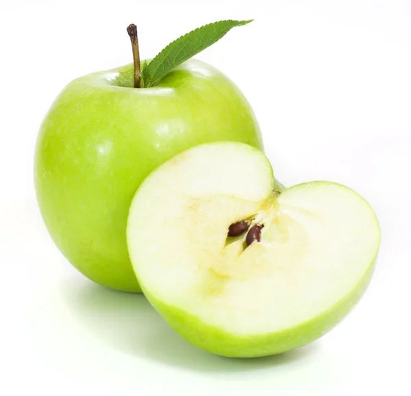 Groene appels en de helft van appel geïsoleerd op een witte achtergrond — Stockfoto