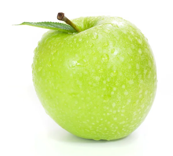 Čerstvé zelené jablko izolované na bílém — Stock fotografie