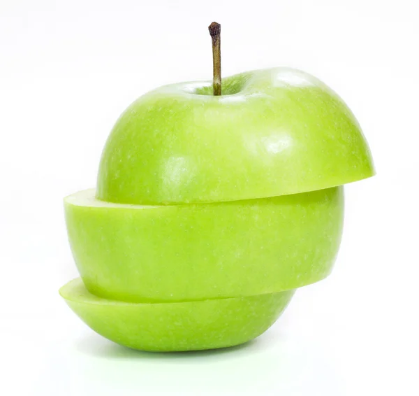Yeşil elma beyaz üzerine izole — Stok fotoğraf