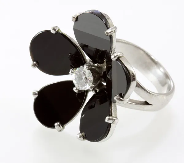 Ringe mit schwarzem Onyx isoliert auf weißem Hintergrund — Stockfoto