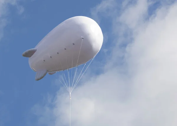 Werbeballon mit freiem Platz hoch am Himmel — Stockfoto