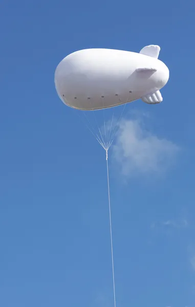Palloncino pubblicitario con spazio libero alto nel cielo — Foto Stock