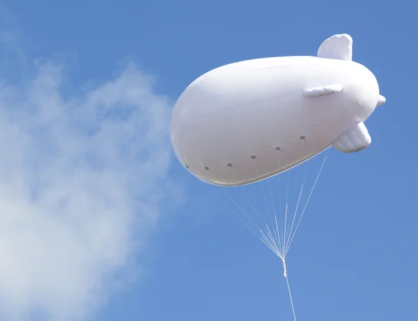 Balão publicitário com espaço livre no céu — Fotografia de Stock