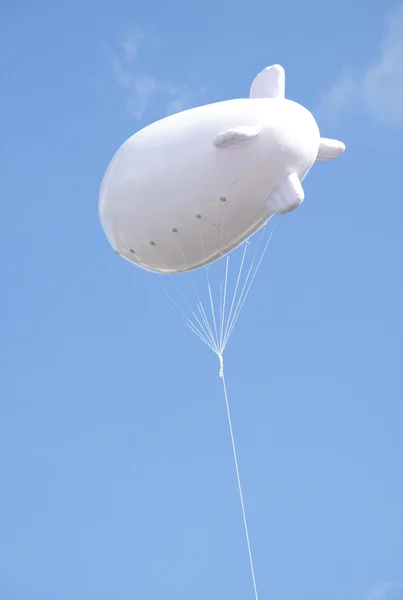White Advertising balloon with space for text, over a clear blue — Stock Photo, Image