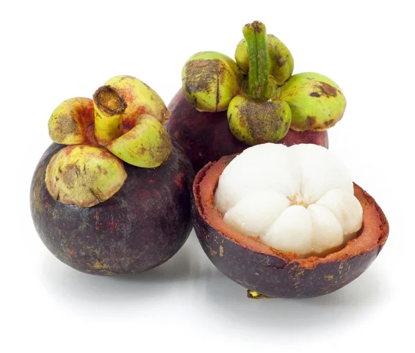 Fruits tropicaux asiatiques de mangoustan sur fond blanc — Photo