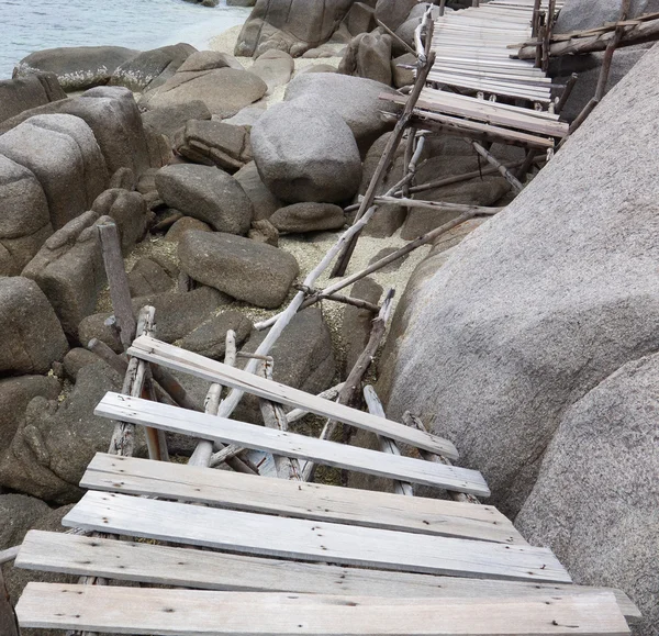 Staré škody dřevěný most v moři nang yuan island — Stock fotografie